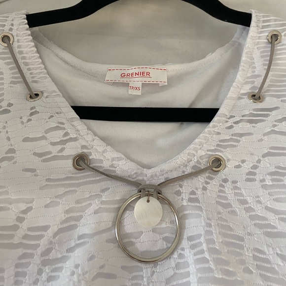 Im selling a grenier tight shirt with lace - Picture 2 of 3